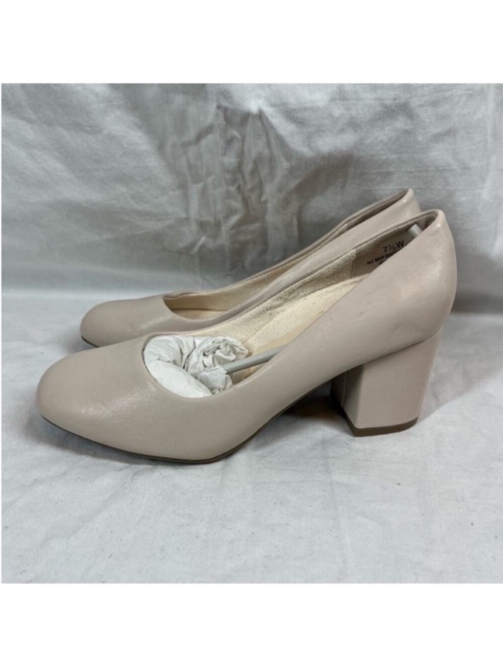 Room of fashion Nude Block Heel Round Toe Pumps NWOB